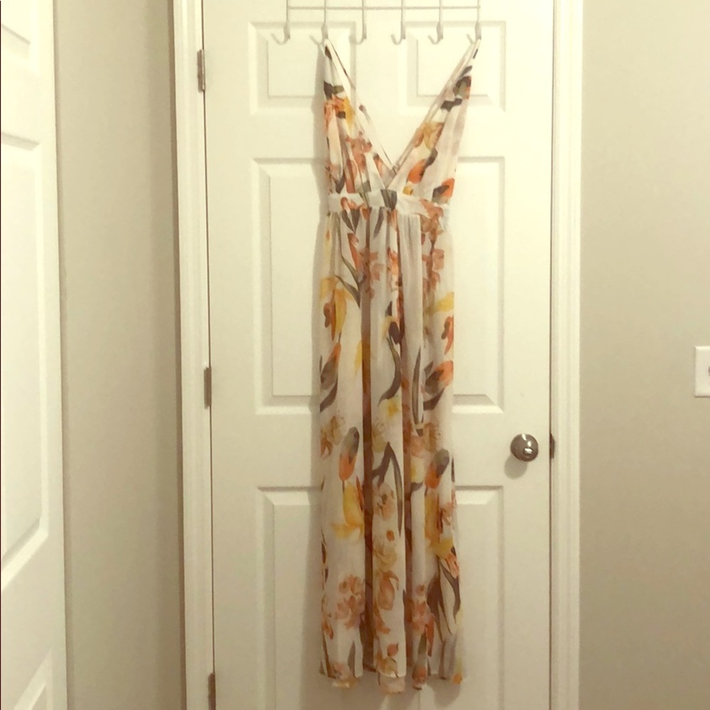 Floral dress perfect for spring time and summer.